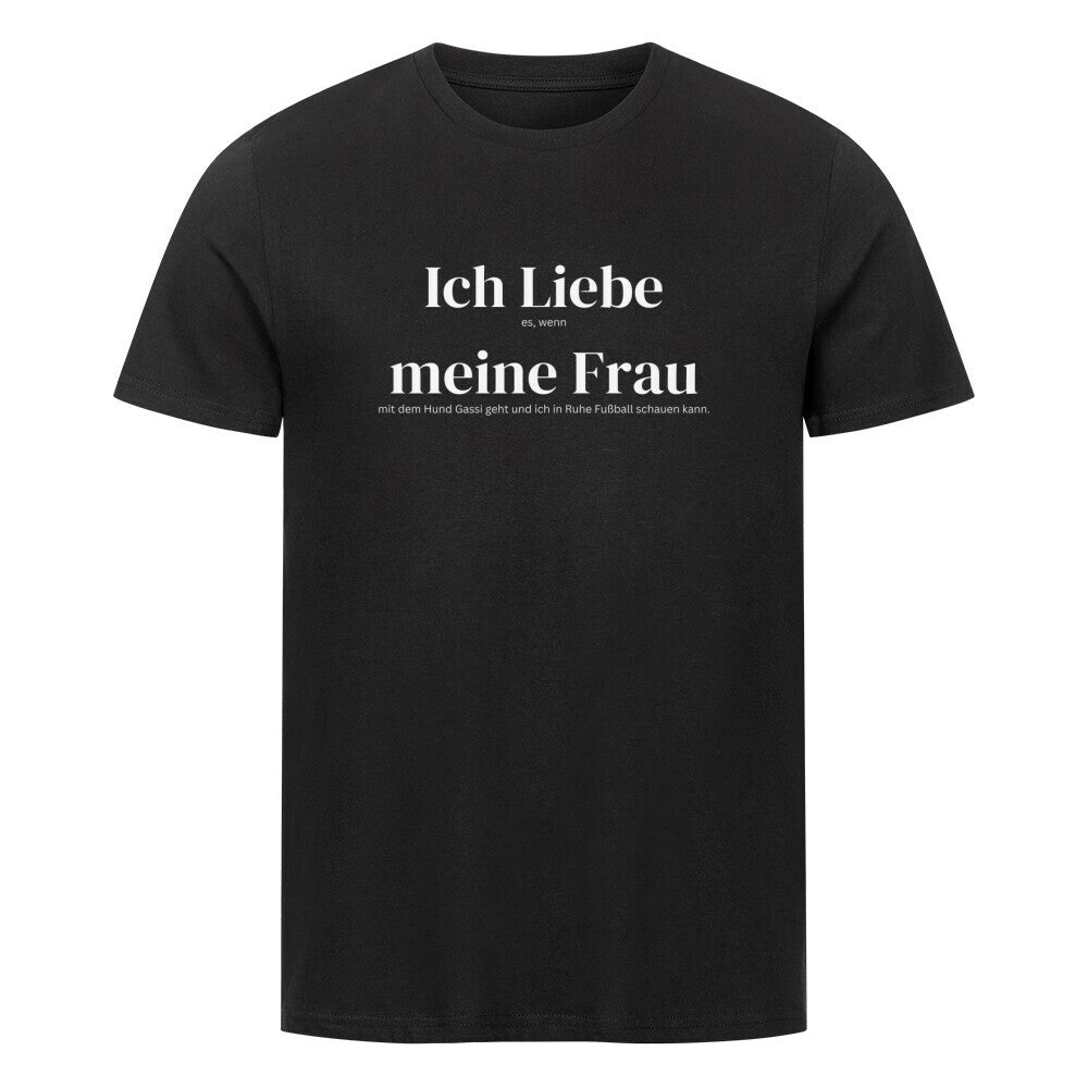 Kanimal "Ich liebe meine Frau" T-Shirt für Herren, 100% Bio-Baumwolle, Unisex-Schnitt – Dieses schwarze humorvolle T-Shirt der Marke Kanimal trägt den Schriftzug "Ich liebe meine Frau, es, wenn mit dem Hund Gassi geht und ich in Ruhe Fußball schauen kann." in einem minimalistischen schwarzen Design. Hergestellt aus 100% gekämmter Bio-Baumwolle, mit normaler Passform, eingesetzten Ärmeln und 1x1 Rippstrick am Ausschnitt. Ideal für entspannte Anlässe mit einem Augenzwinkern.