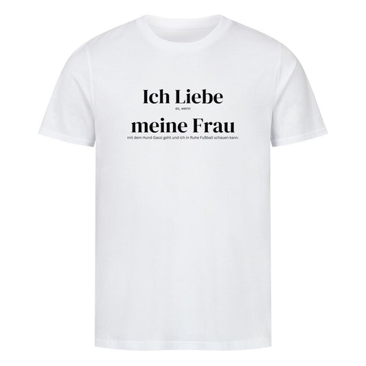 Kanimal "Ich liebe meine Frau" T-Shirt für Herren, 100% Bio-Baumwolle, Unisex-Schnitt – Dieses weiße humorvolle T-Shirt der Marke Kanimal trägt den Schriftzug "Ich liebe meine Frau, es, wenn mit dem Hund Gassi geht und ich in Ruhe Fußball schauen kann." in einem minimalistischen schwarzen Design. Hergestellt aus 100% gekämmter Bio-Baumwolle, mit normaler Passform, eingesetzten Ärmeln und 1x1 Rippstrick am Ausschnitt. Ideal für entspannte Anlässe mit einem Augenzwinkern.