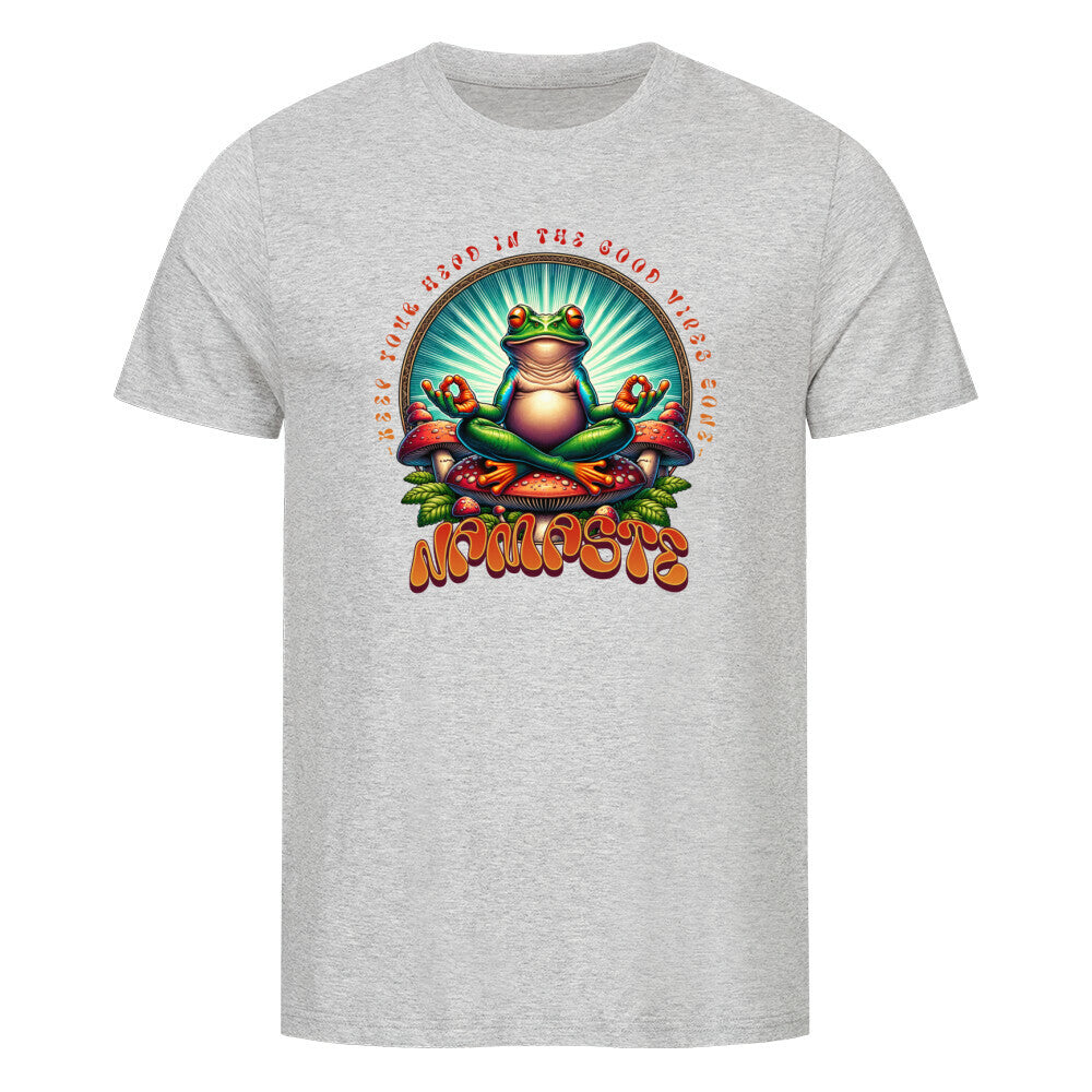 Kanimal "Namaste" T-Shirt für Herren, 100% Bio-Baumwolle, Unisex-Schnitt – Dieses graue T-Shirt der Marke Kanimal zeigt einen meditierenden Frosch im Lotussitz, umgeben von Pilzen und dem Schriftzug "Namaste" in einem bunten Retro-Stil. Der Hintergrund strahlt positive Vibes aus, passend zur Botschaft "Keep your head in the good vibes only". Hergestellt aus 100% gekämmter Bio-Baumwolle, normaler Schnitt, eingesetzte Ärmel, 1x1 Rippstrick am Ausschnitt. Ideal für Yoga- und Naturfans.