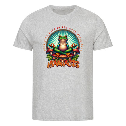 Kanimal "Namaste" T-Shirt für Herren, 100% Bio-Baumwolle, Unisex-Schnitt – Dieses graue T-Shirt der Marke Kanimal zeigt einen meditierenden Frosch im Lotussitz, umgeben von Pilzen und dem Schriftzug "Namaste" in einem bunten Retro-Stil. Der Hintergrund strahlt positive Vibes aus, passend zur Botschaft "Keep your head in the good vibes only". Hergestellt aus 100% gekämmter Bio-Baumwolle, normaler Schnitt, eingesetzte Ärmel, 1x1 Rippstrick am Ausschnitt. Ideal für Yoga- und Naturfans.