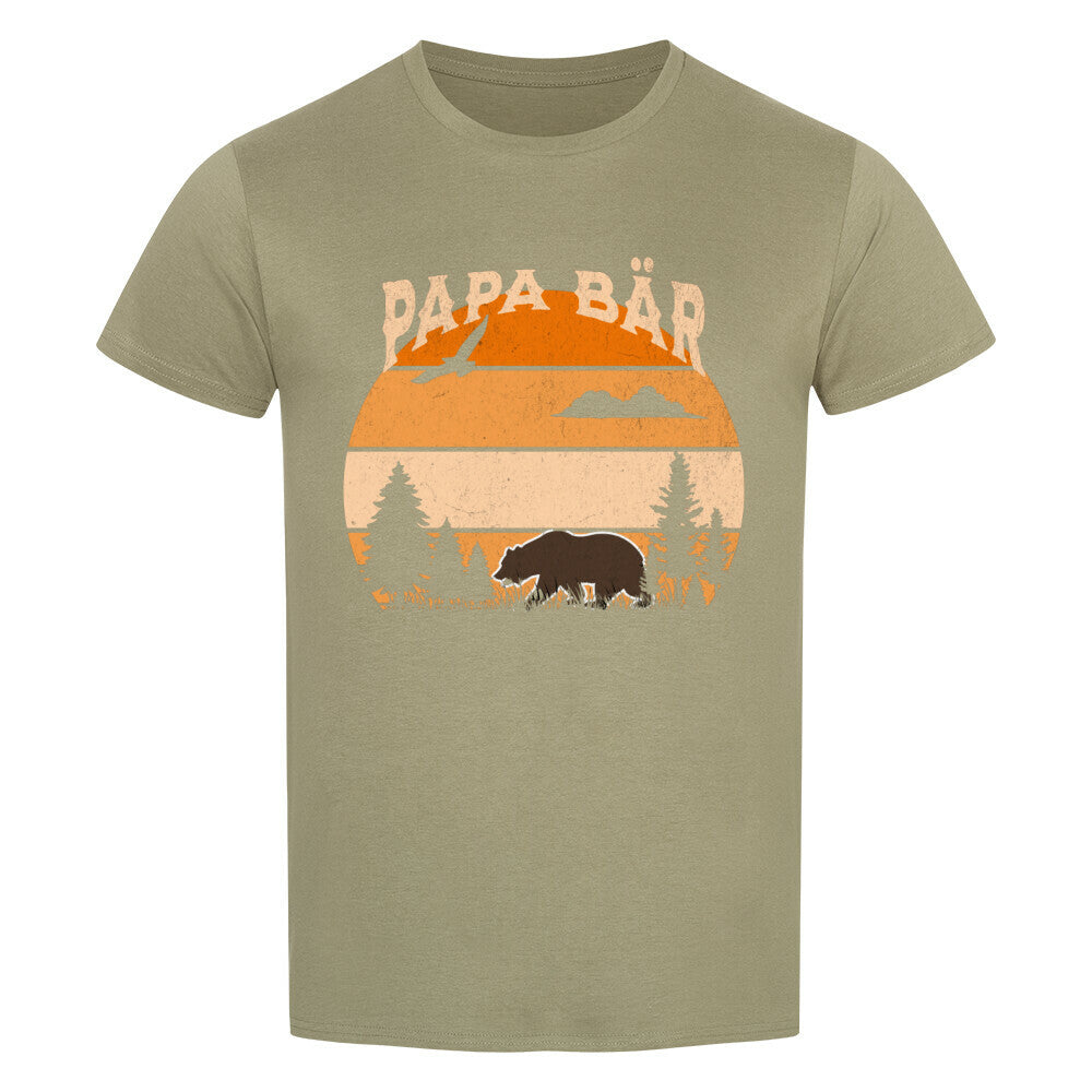 Kanimal "Papa Bär" T-Shirt für Herren, 100% Bio-Baumwolle, Unisex-Schnitt – Dieses T-Shirt in khaki der Marke Kanimal zeigt den Schriftzug "Papa Bär" mit einer Silhouette eines Bären vor einem Sonnenuntergang in orangefarbenen Streifen. Das Design ist naturverbunden und ideal für Väter, die ihre wilde Seite zeigen wollen. Hergestellt aus 100% halbgekämmter Bio-Baumwolle, mit normaler Passform, kurzen Ärmeln und 1x1 Rippstrick am Rundhalsausschnitt. Perfekt für Freizeit und Outdoor.