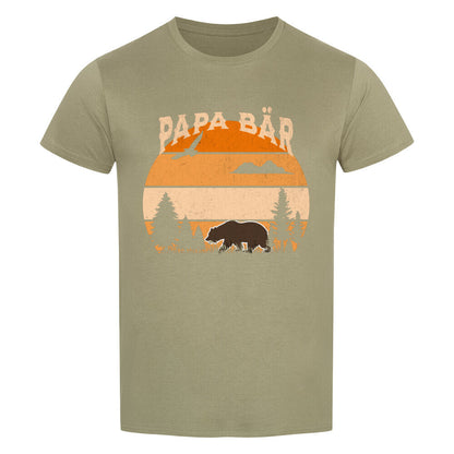 Kanimal "Papa Bär" T-Shirt für Herren, 100% Bio-Baumwolle, Unisex-Schnitt – Dieses T-Shirt in khaki der Marke Kanimal zeigt den Schriftzug "Papa Bär" mit einer Silhouette eines Bären vor einem Sonnenuntergang in orangefarbenen Streifen. Das Design ist naturverbunden und ideal für Väter, die ihre wilde Seite zeigen wollen. Hergestellt aus 100% halbgekämmter Bio-Baumwolle, mit normaler Passform, kurzen Ärmeln und 1x1 Rippstrick am Rundhalsausschnitt. Perfekt für Freizeit und Outdoor.