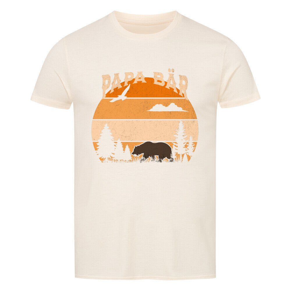 Kanimal "Papa Bär" T-Shirt für Herren, 100% Bio-Baumwolle, Unisex-Schnitt – Dieses T-Shirt in natural der Marke Kanimal zeigt den Schriftzug "Papa Bär" mit einer Silhouette eines Bären vor einem Sonnenuntergang in orangefarbenen Streifen. Das Design ist naturverbunden und ideal für Väter, die ihre wilde Seite zeigen wollen. Hergestellt aus 100% halbgekämmter Bio-Baumwolle, mit normaler Passform, kurzen Ärmeln und 1x1 Rippstrick am Rundhalsausschnitt. Perfekt für Freizeit und Outdoor.