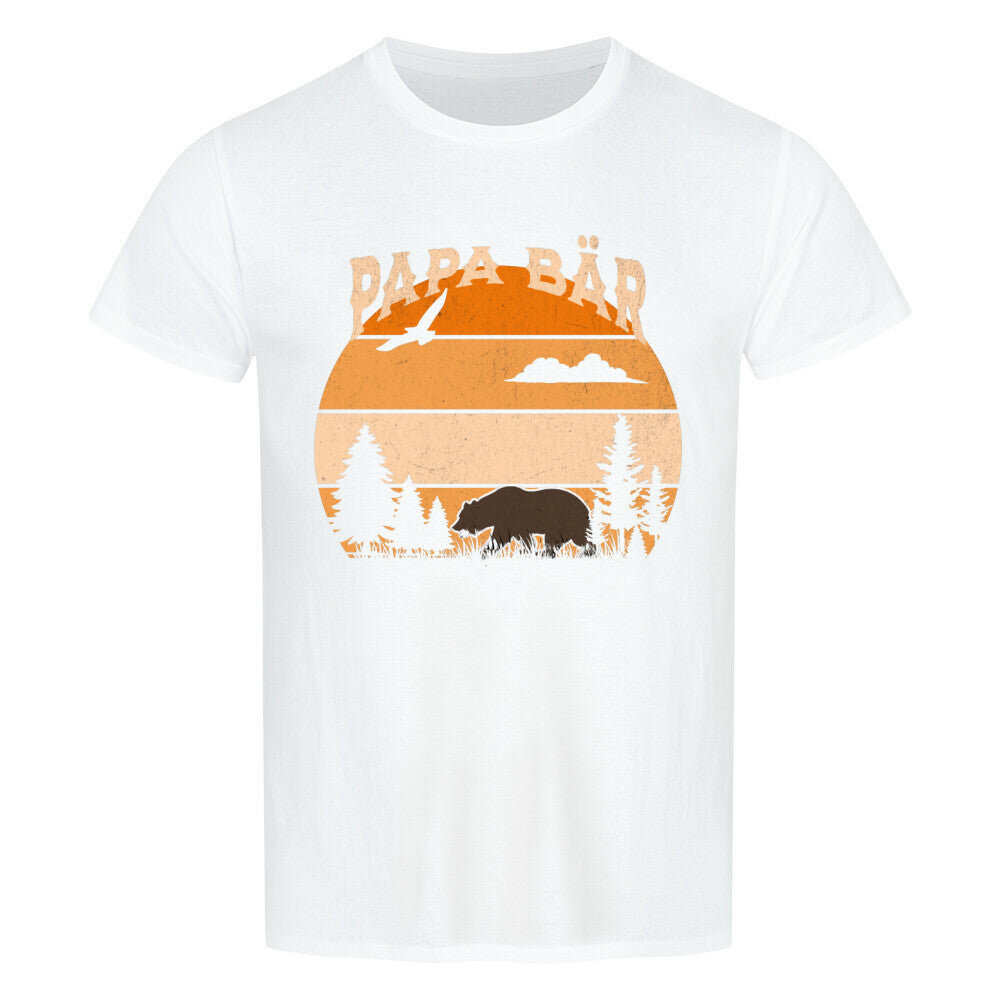 Kanimal "Papa Bär" T-Shirt für Herren, 100% Bio-Baumwolle, Unisex-Schnitt – Dieses T-Shirt in weiß der Marke Kanimal zeigt den Schriftzug "Papa Bär" mit einer Silhouette eines Bären vor einem Sonnenuntergang in orangefarbenen Streifen. Das Design ist naturverbunden und ideal für Väter, die ihre wilde Seite zeigen wollen. Hergestellt aus 100% halbgekämmter Bio-Baumwolle, mit normaler Passform, kurzen Ärmeln und 1x1 Rippstrick am Rundhalsausschnitt. Perfekt für Freizeit und Outdoor.