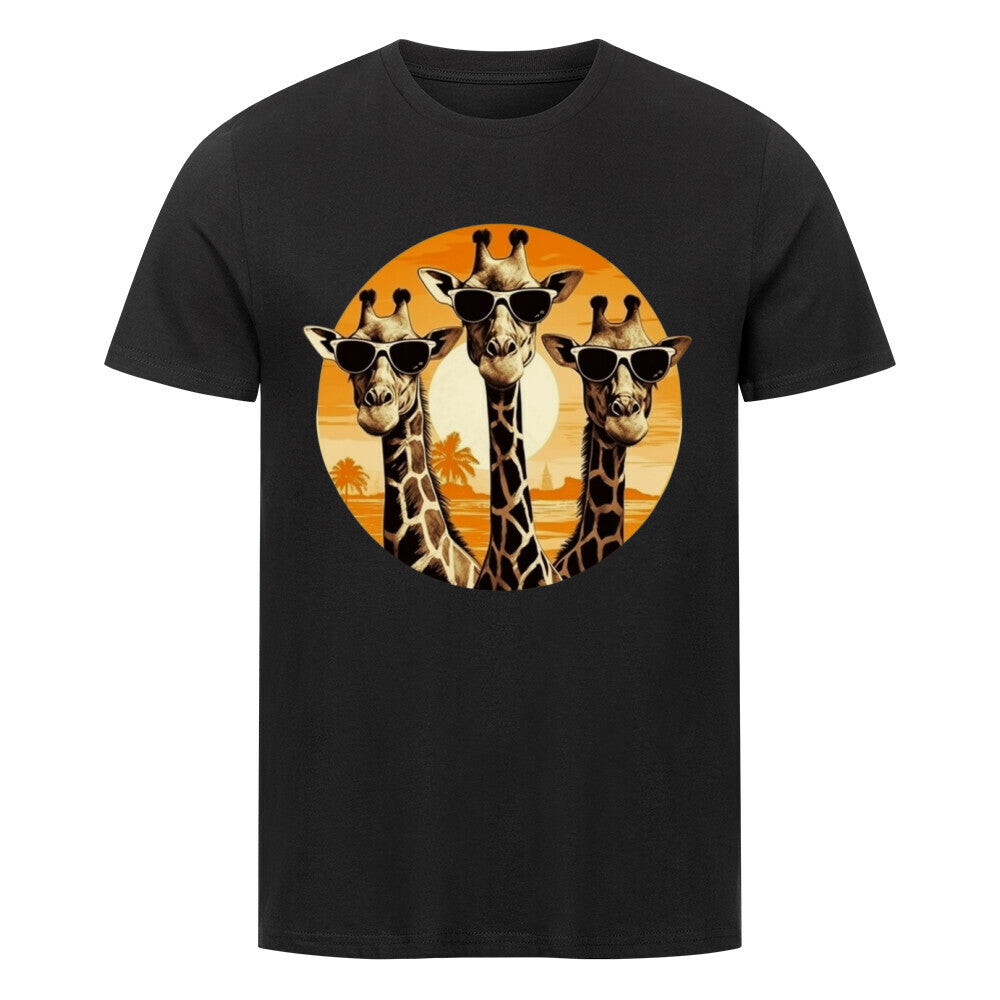 Kanimal "Sanfte Riesen" T-Shirt für Herren, 100% Bio-Baumwolle, Unisex-Schnitt – Dieses T-Shirt in schwarz der Marke Kanimal zeigt drei Giraffen mit Sonnenbrillen vor einem orangefarbenen Sonnenuntergang und Palmen im Hintergrund. Das Design strahlt Sommer-Feeling und Humor aus. Hergestellt aus 100% gekämmter ringgesponnener Bio-Baumwolle, mit normaler Passform, eingesetzten Ärmeln und 1x1 Rippstrick am Ausschnitt. Perfekt für entspannte, lässige Looks und Tierliebhaber.