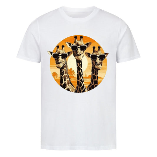 Kanimal "Sanfte Riesen" T-Shirt für Herren, 100% Bio-Baumwolle, Unisex-Schnitt – Dieses T-Shirt in weiß der Marke Kanimal zeigt drei Giraffen mit Sonnenbrillen vor einem orangefarbenen Sonnenuntergang und Palmen im Hintergrund. Das Design strahlt Sommer-Feeling und Humor aus. Hergestellt aus 100% gekämmter ringgesponnener Bio-Baumwolle, mit normaler Passform, eingesetzten Ärmeln und 1x1 Rippstrick am Ausschnitt. Perfekt für entspannte, lässige Looks und Tierliebhaber.